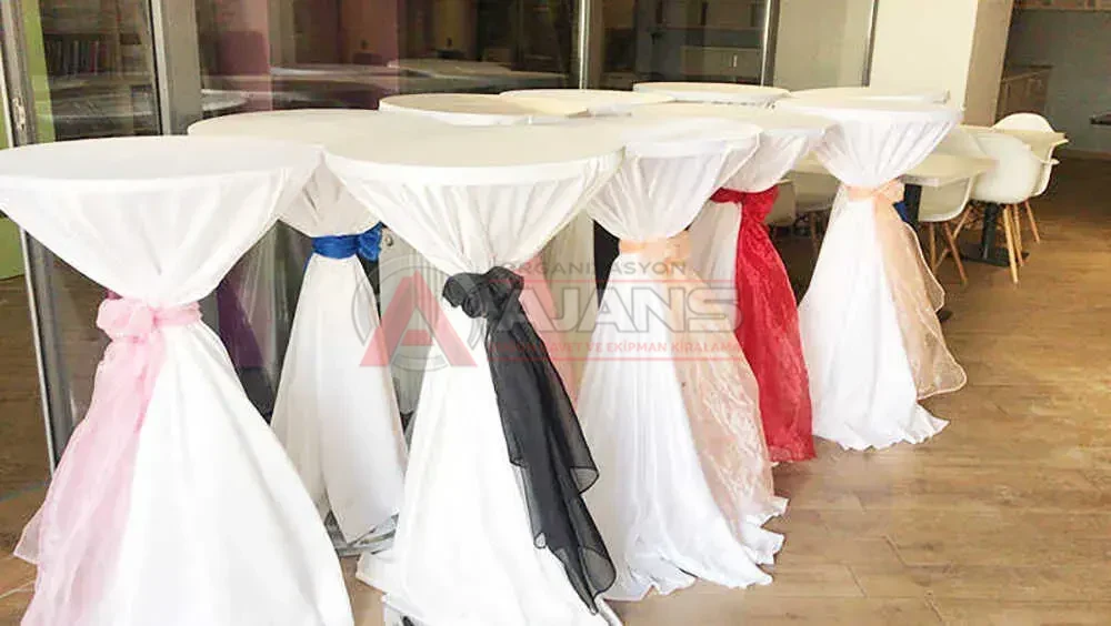 Düğün karşılama alanı bistro masa düzeni