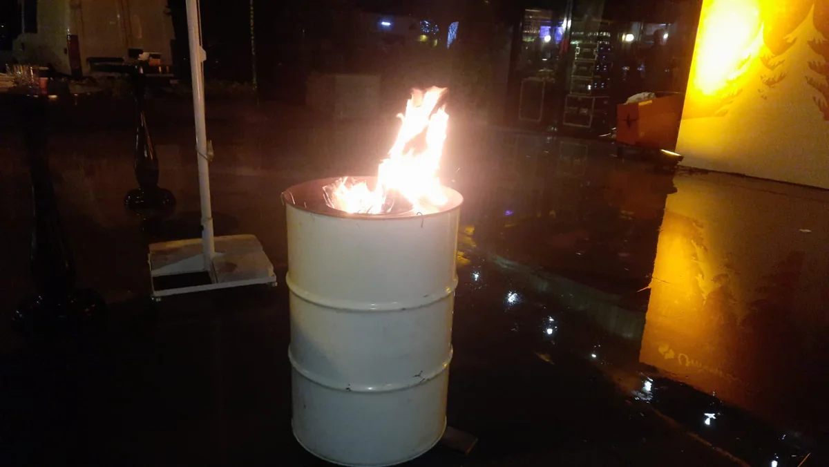 Gece etkinliğinde açık alevli varil soba kullanımı