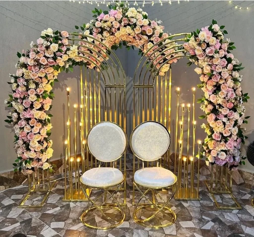 Gold nişan tagı, nikah fonu ve çiçekli arka plan kiralama
