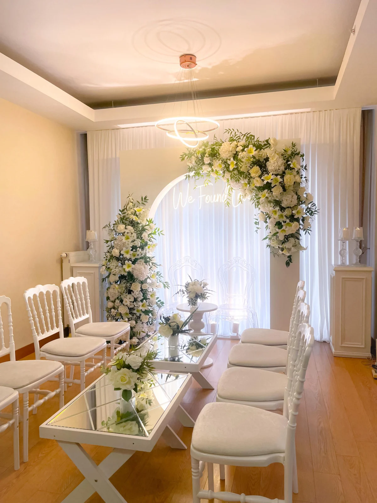 Nikah masası, nikah tagı, beyaz sandalye ve aynalı sehpa kiralama