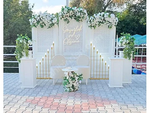 Söz nişan masası, beyaz fon, çiçek süsleme ve dekoratif mumluk kiralama