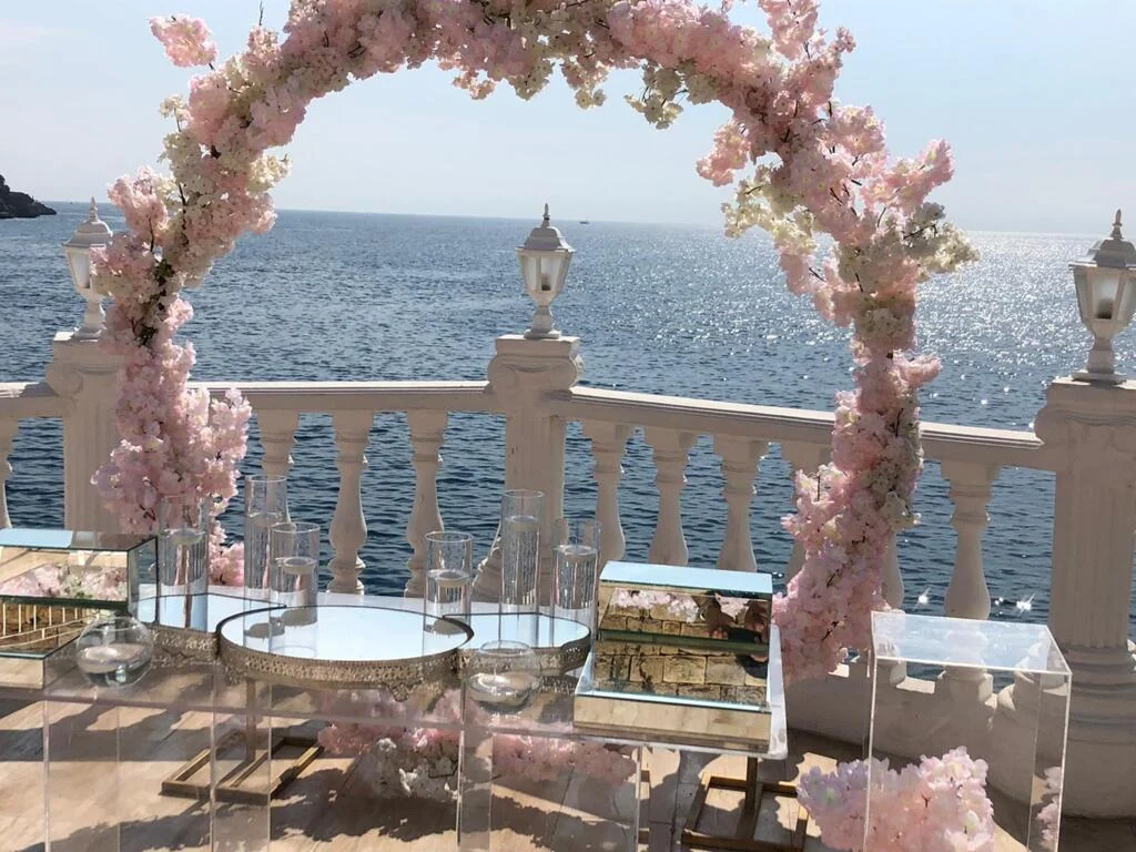 Çiçekli nikah kemeri, pleksi sehpa ve nikah dekorasyonu kiralama