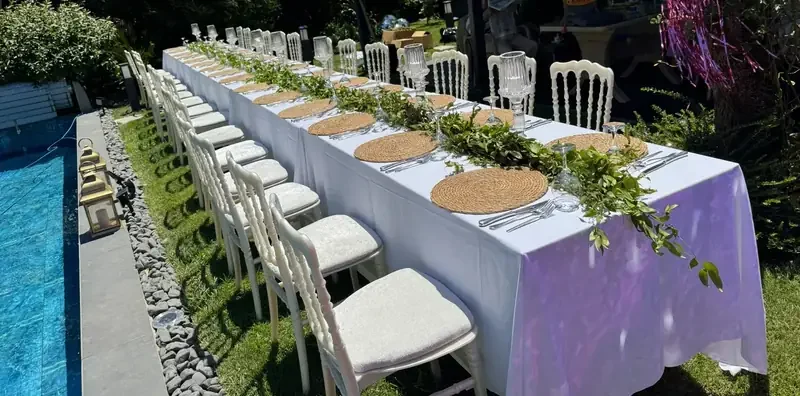 Uzun dikdörtgen masa ve beyaz Tiffany sandalye kiralama