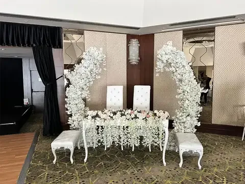 Beyaz nikah masası, nikah sandalyesi ve çiçekli fon kiralama
