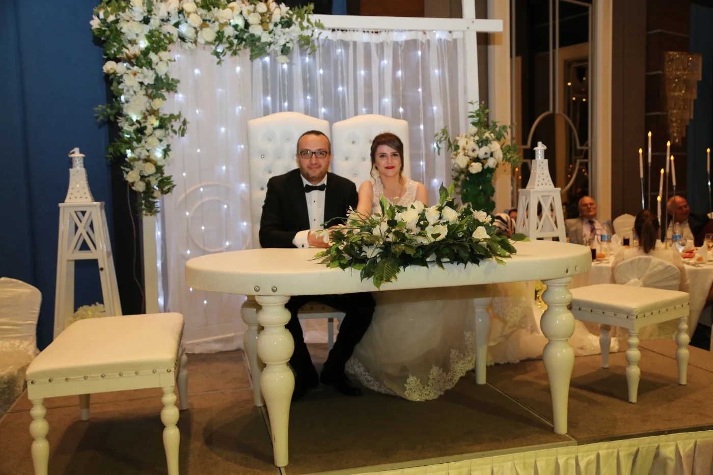 Nikah masası, gelin damat sandalyesi, arka fon ve LED ışık dekorasyonu kiralama
