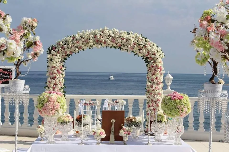Çiçekli nikah kemeri, nikah masası ve deniz manzaralı nikah dekorasyonu kiralama