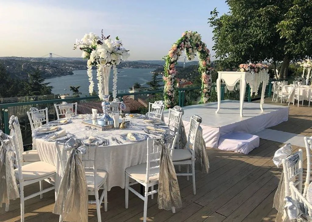 Boğaz manzaralı nikah sahnesi, yuvarlak masa, sandalye ve çiçek dekorasyonu kiralama