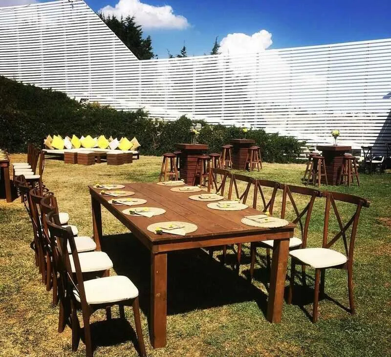 Bahçe organizasyonları için ahşap masa ve Crossback sandalye kiralama
