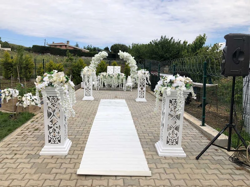 Beyaz gelin yolu, çiçekli dekoratif sütun, nikah tagı ve düğün giriş dekoru kiralama