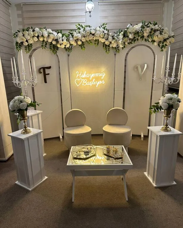 Ev ve salon nişanları için çiçekli nişan fonu, dekoratif sütun, şamdan ve ayna sehpa kiralama