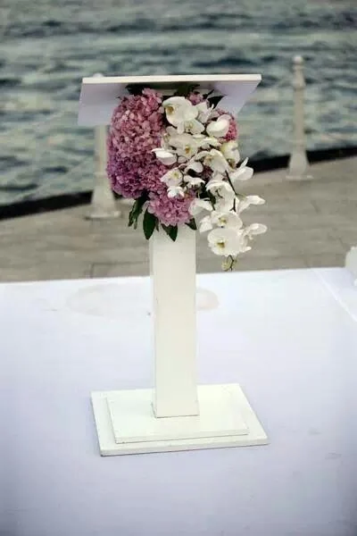 Beyaz nikah kürsüsü, çiçek dekoru ve nikah töreni ekipmanı kiralama