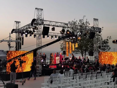 Düğün davet masaları için kristal şamdan, çiçek aranjmanı, supla ve masa üstü dekor kiralama