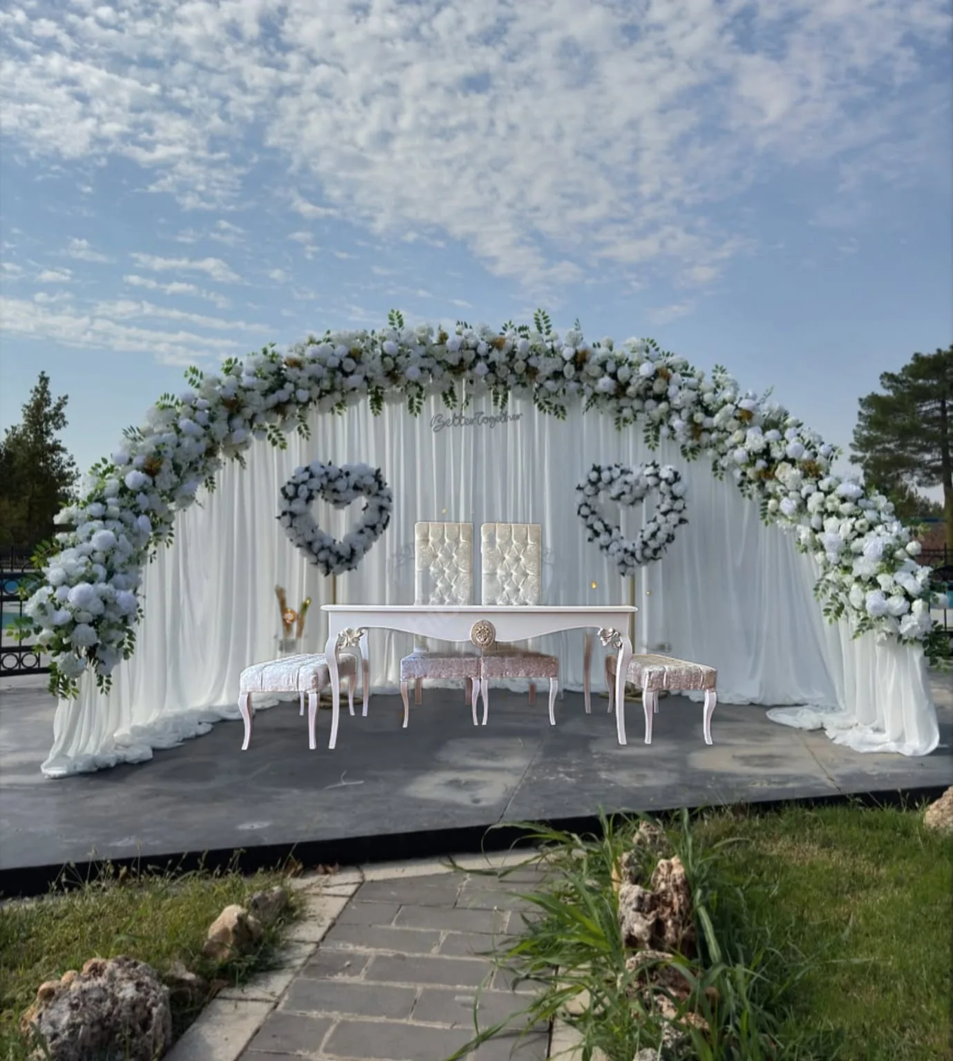 Nikah töreni için dekoratif nikah kürsüsü, canlı veya yapay çiçek uygulaması ve sahne aksesuarları