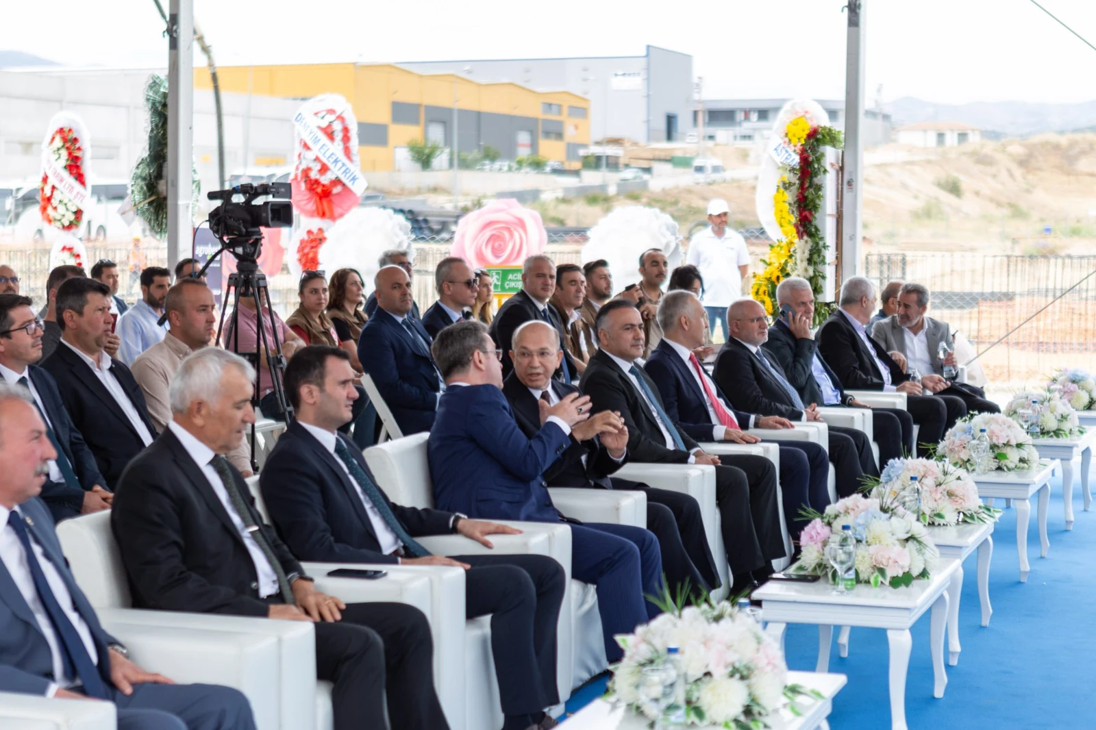 Kurumsal organizasyonlar için VIP oturma alanı, sehpa ve çiçek dekoru kurulumu