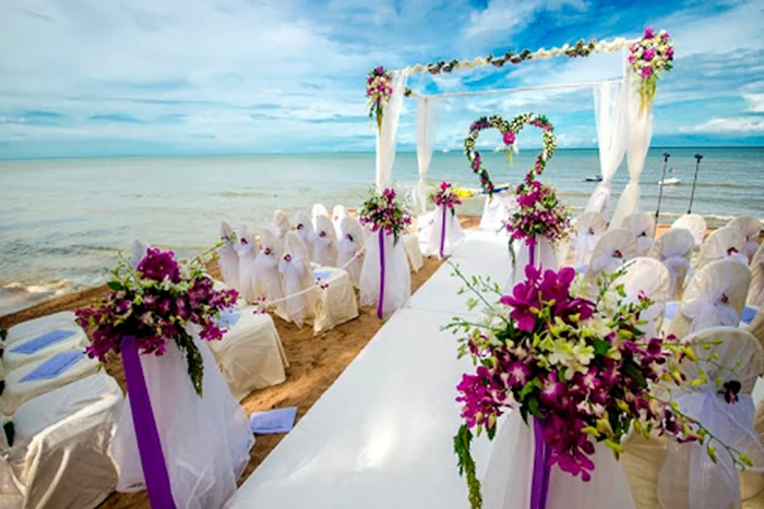 Kumsalda düğün organizasyonu için gelin yolu, çiçek takı ve sahil nikah alanı kurulumu