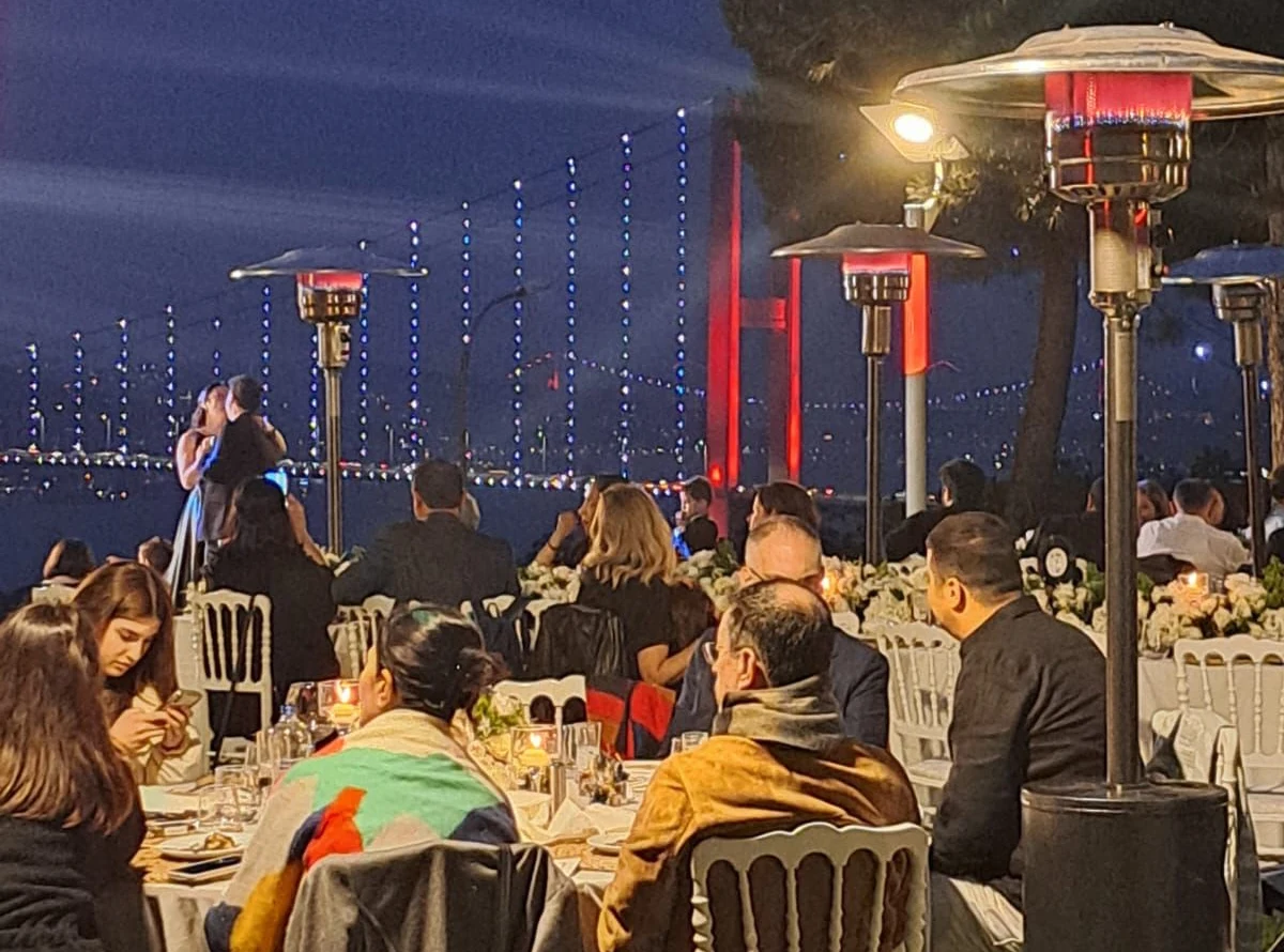 Açık hava davet alanında kullanılan mantar ısıtıcılar ile etkinlik ve organizasyonlar için ısıtıcı kiralama örneği