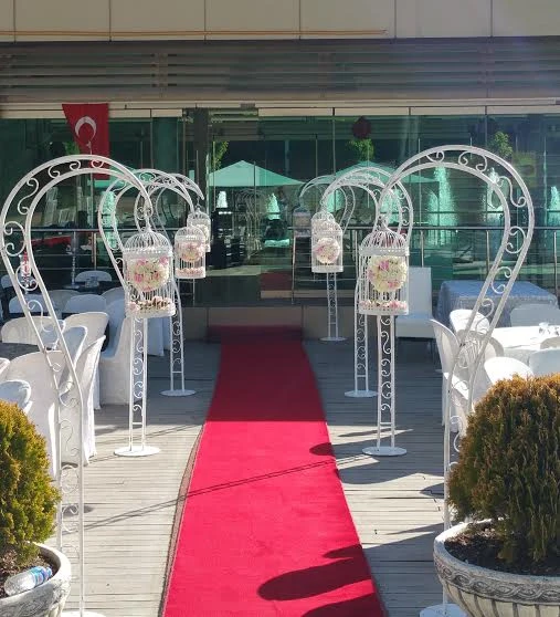 Nikah ve düğün girişinde kullanılan dekoratif taklar ve kırmızı halı organizasyonu