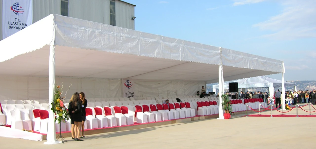 Resmi tören alanında kullanılan uzun oturma düzenli protokol çadır kiralama örneği