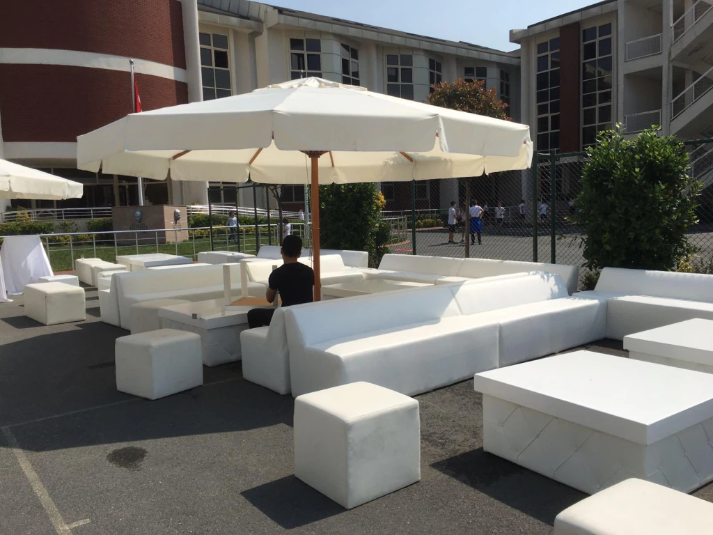 Lounge oturma alanında kullanılan büyük boy bahçe şemsiyesi kiralama örneği