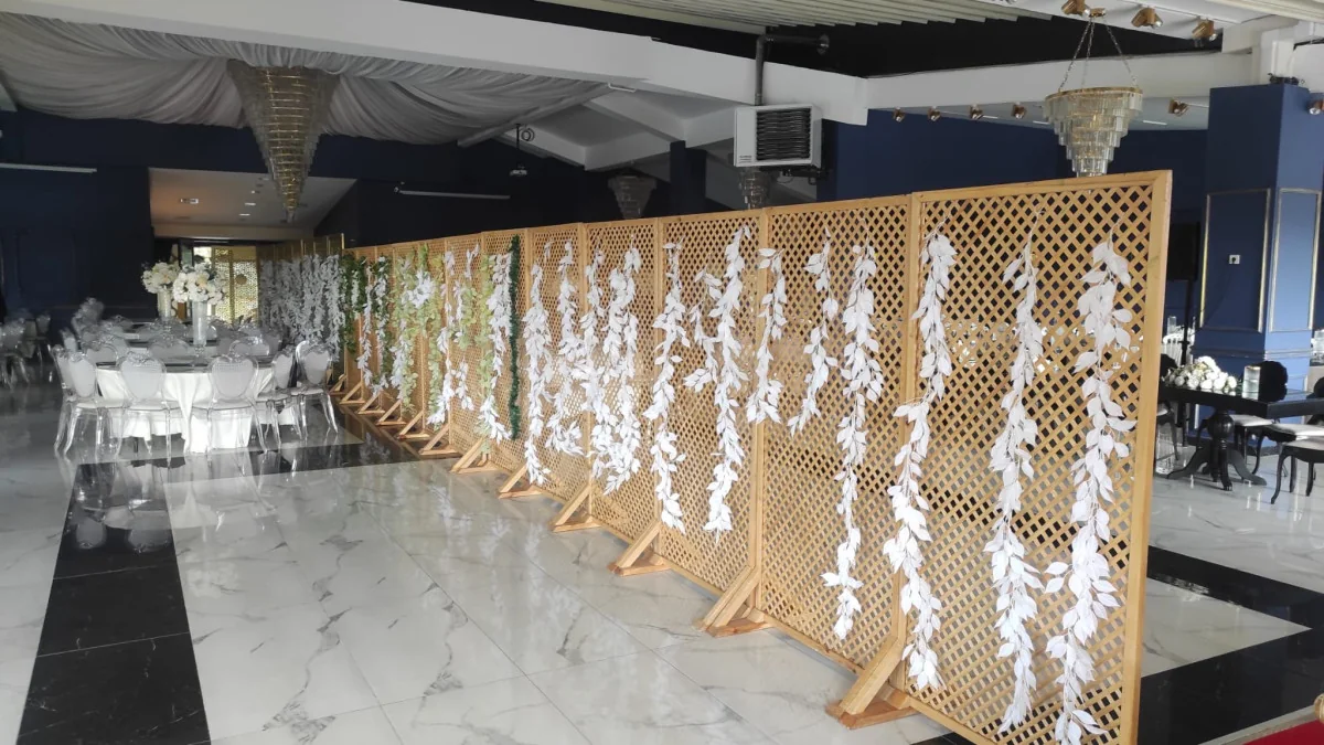 Düğün paravan kiralama dekoratif ahşap seperatör uygulaması